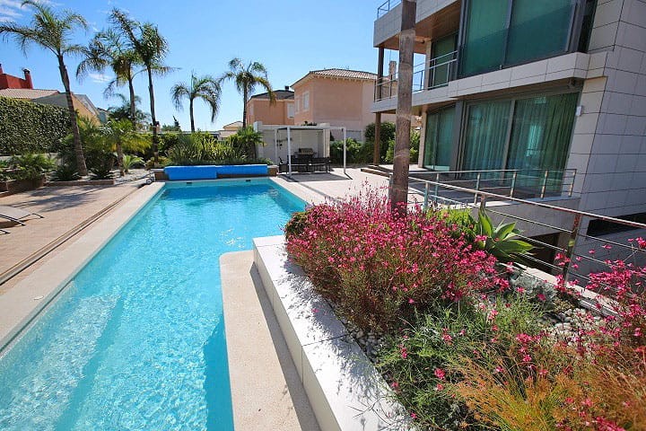 Villa de 500 m² con piscina, spa y gran parcela en La Zenia, fotografía 3 de 21