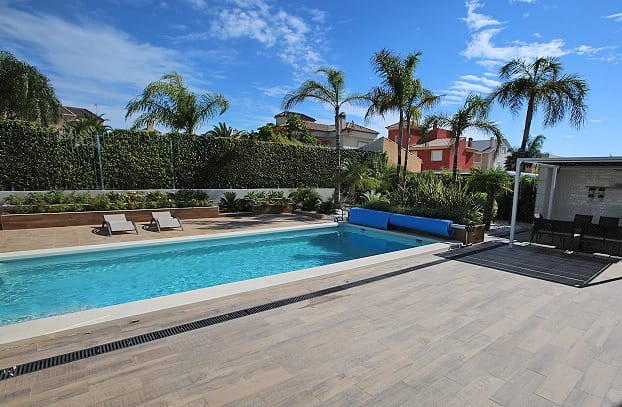 Villa de 500 m² con piscina, spa y gran parcela en La Zenia, fotografía 4 de 21