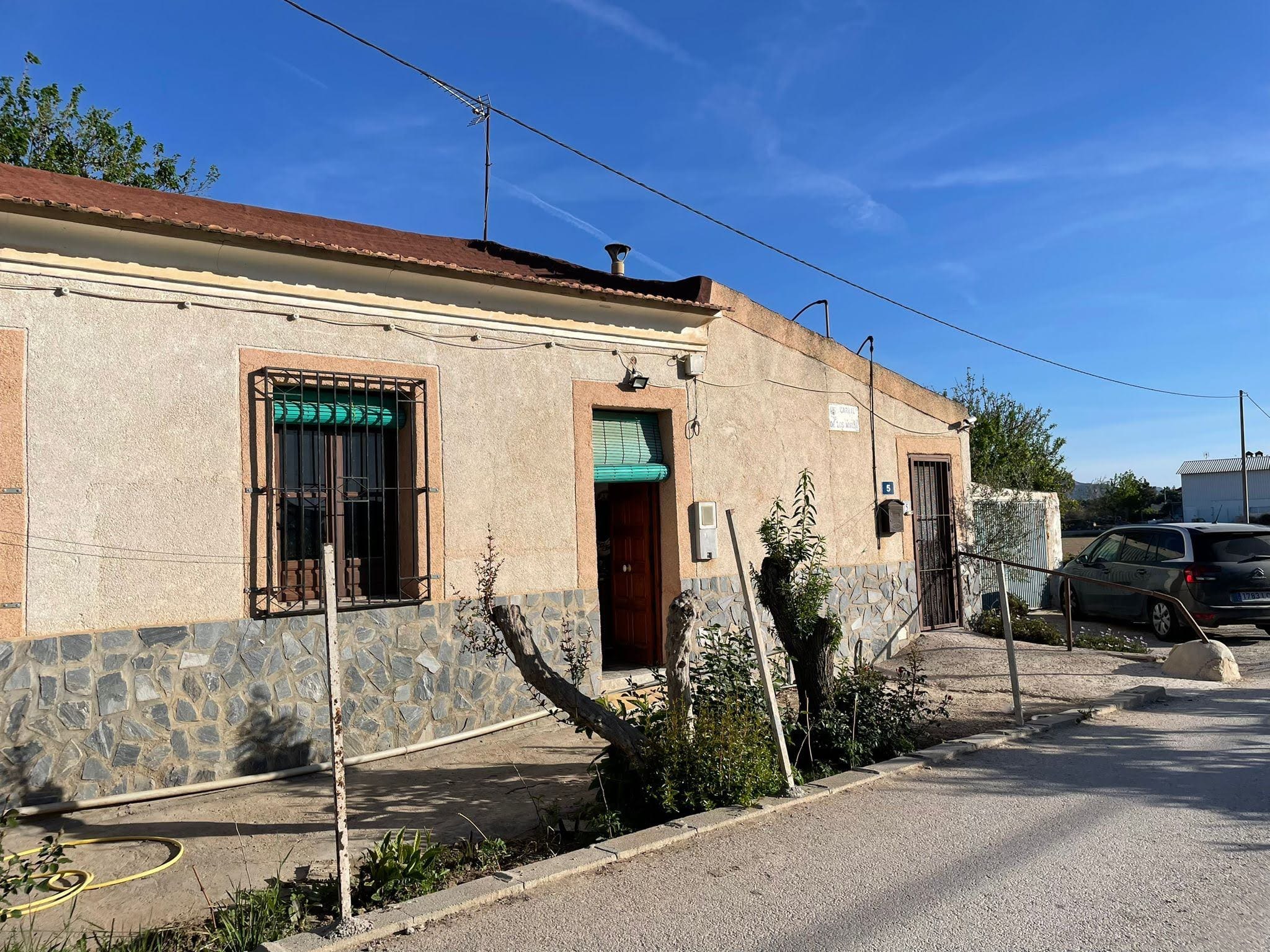 Casa urbana con terreno agrario